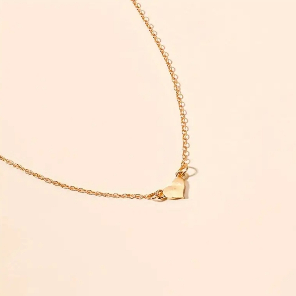 Minimalist Gold Heart Pendant Necklace - Picture 3 of 6